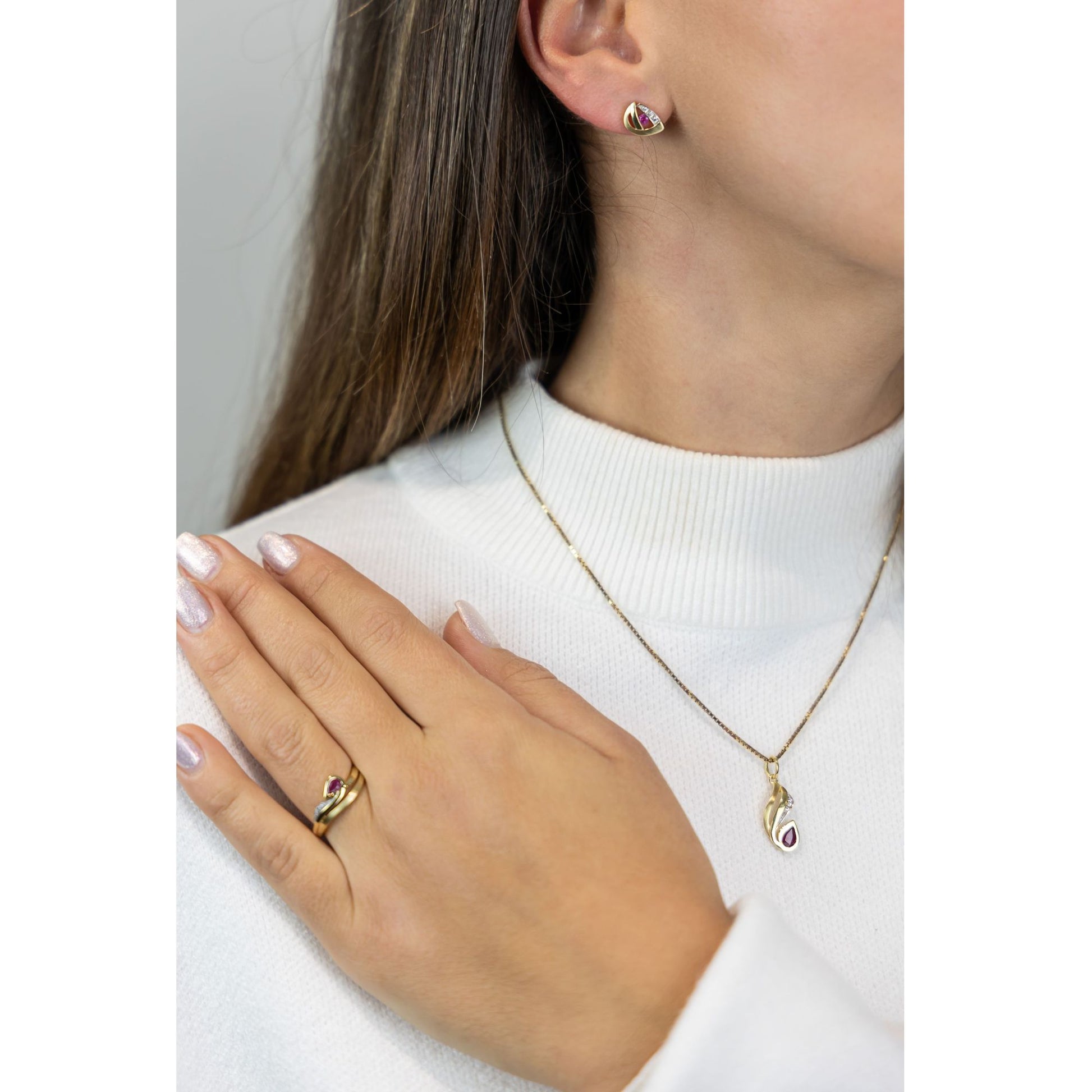 Rubin Kette mit Tropfen-Anhänger – Komplettansicht mit Goldkette